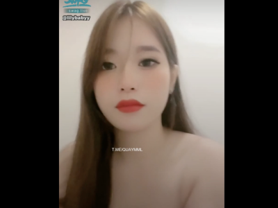 Cô nàng lilybabyy trốn vào nhà vệ sinh thủ dâm cực đĩ